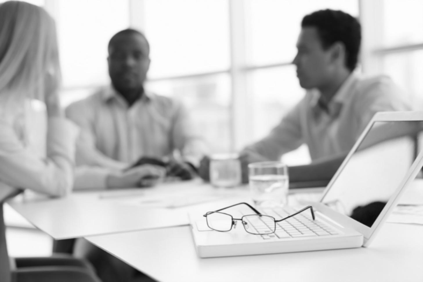 Estudiantes aprendiendo conceptos financieros básicos