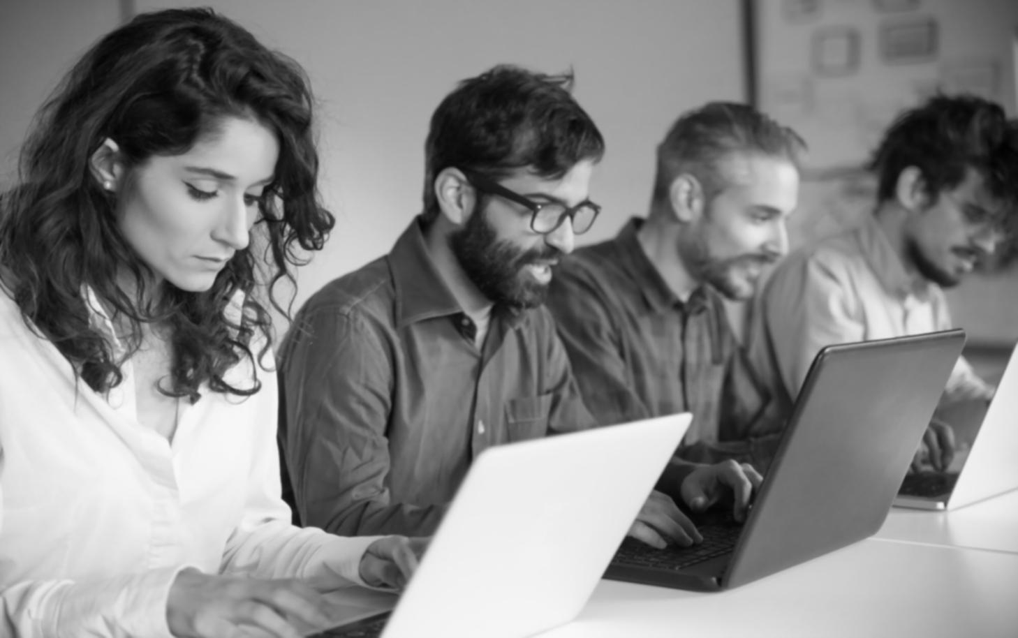 Profesionales trabajando en análisis financiero